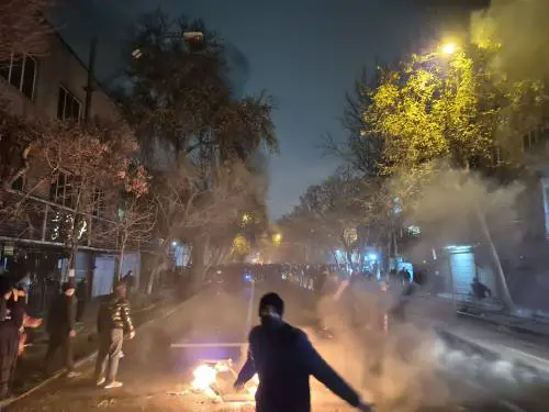 Barricate, bazar chiusi e la rabbia dell'Iran: la lunga notte del regime degli ayatollah