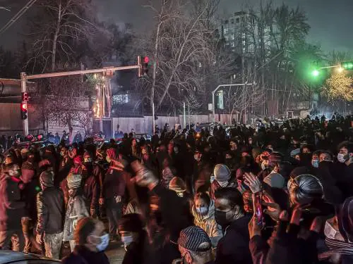 Diretta | Iran, oltre 200 morti. I manifestanti: "Cecchini sui tetti". E il regime pensa alla pena di morte per chi protesta