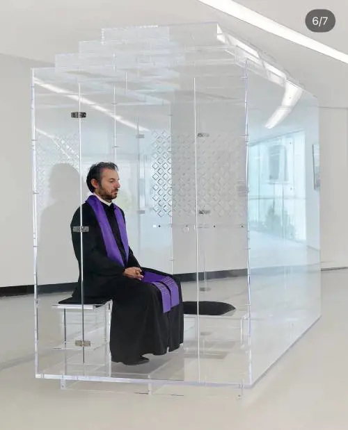 Nel "Confessionarium", un’opera trasparente che ci invita a riflettere sulla verità di noi stessi