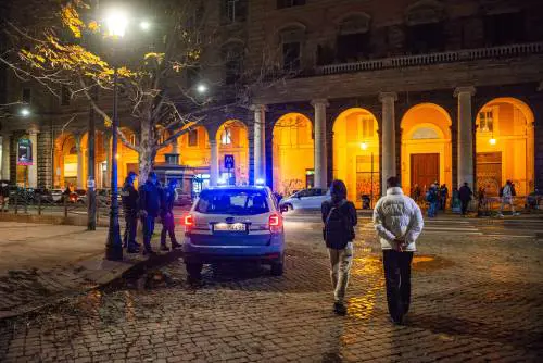 Pestano e riducono in fin di vita un uomo, poi un'altra aggressione. L'incubo del "commando" a Roma Termini