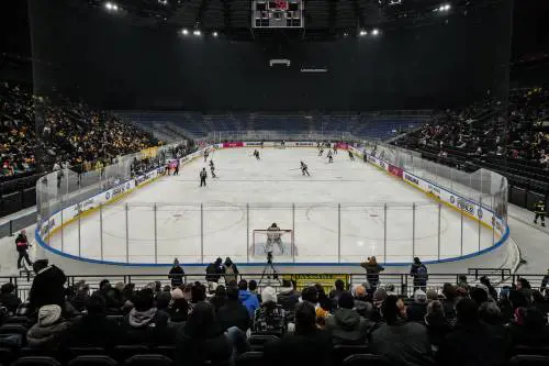 Quel buco con il ghiaccio intorno: a Santa Giulia l'hockey non è di casa