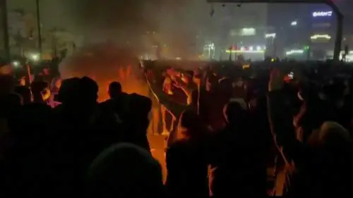 Folle intorno a un fuoco in piazza Pounak a Teheran la sera del 9 gennaio 2026 (Fonte: Afptv)