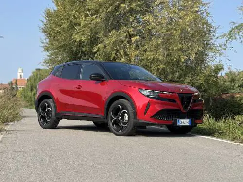 Alfa Romeo Junior Q4: il video in pillole del suv ibrido e a trazione integrale