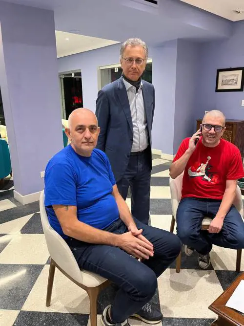 Alberto Trentini (al telefono) e Mario Burlò nella residenza dell'ambasciatore a Caracas Giovanni Umberto De Vito