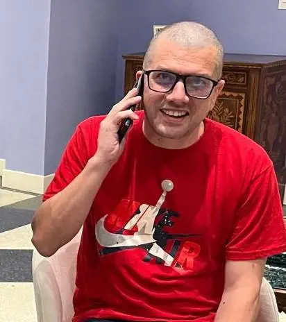 Sorriso, t-shirt rossa e capelli rasati: la prima videochiamata di Trentini è per la mamma