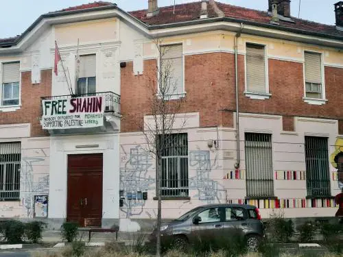 Askatasuna liberato, ma la sua "succursale" è sempre okkupata. E spunta lo striscione per liberare l'imam di Torino