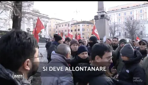 "Levati dal c...", "Fuori". La piazza Pro Mad insulta e caccia due venezuelani