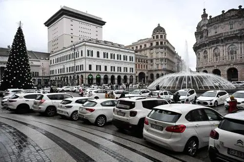 Sciopero dei taxi in tutta Italia: a Roma tensioni e bombe carta. Salvini: "Li incontro domani"