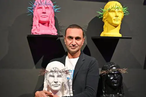 "In Iran fase critica, pregate per noi". L'appello dell'artista Howtan Re contro gli ayatollah