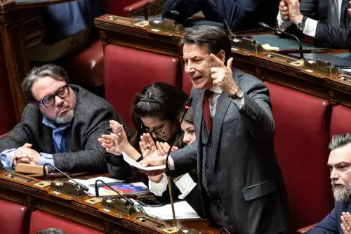 L'emozione in Parlamento tra standing ovation e applausi. E i 5 Stelle processano Trump per la deposizione di Maduro