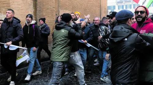 Taxi fermi contro Uber. Rissa con +Europa