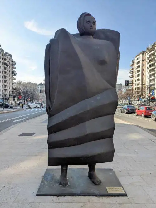 Rachele Bianchi fu la prima scultrice a creare a Milano un'opera pubblica