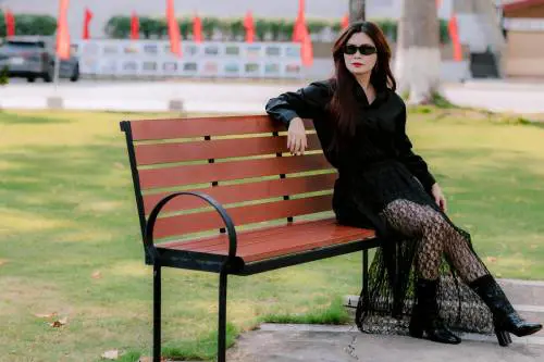 Gonna in pizzo, il trend sensuale del momento: come indossarla in inverno