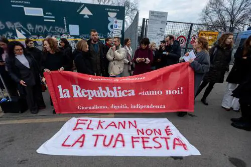 "Non è la tua festa". La protesta dei giornalisti di Repubblica contro Elkann