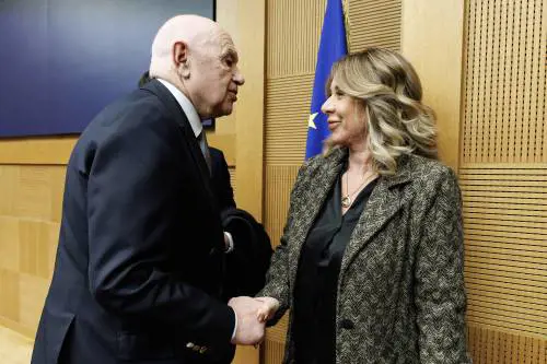 Show di Nordio dalla ghigliottina a Pertini. "Il sorteggio? Anche il pm è scelto dal caso"