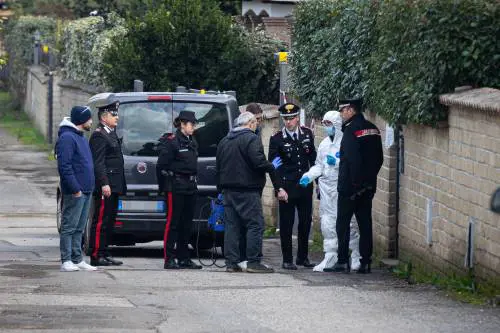 Indagini a casa: i rilievi dei carabinieri nella villetta di Anguillara Sabazia