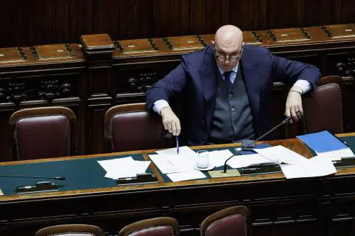 Ucraina, passa la risoluzione di maggioranza. Stoccata di Crosetto: "C'è chi si vergogna di aiutare Kiev"