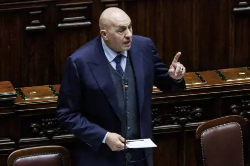 Ok agli aiuti militari dell'Italia a Kiev. Crosetto: "Fiero, altri si vergognano". Strappo totale tra Pd e Cinque Stelle