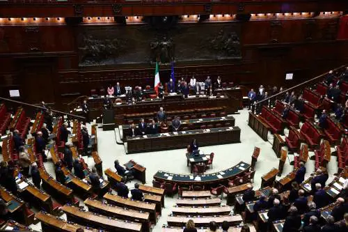 Contorsioni in Aula sui tre fronti aperti. "In Groenlandia? Noi no, fa freddo..."
