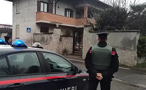 "Non è giusto, era a lavorare", parla il cugino del ladro nella villetta. Salvini: "Non c'è difesa più legittima di chi si difende in casa"