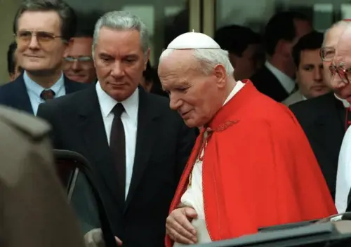 Angelo Gugel accanto a Papa Giovanni Paolo II (Foto Ansa)