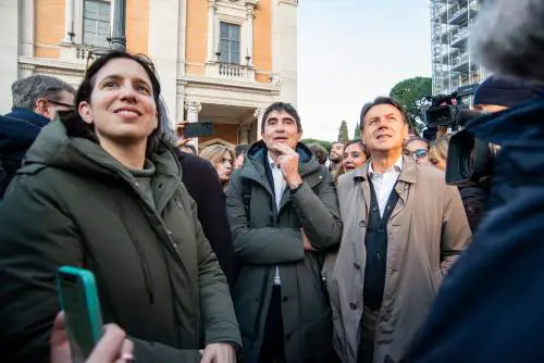 Il Campo delle 5 mozioni usa l'Iran per fingersi unito