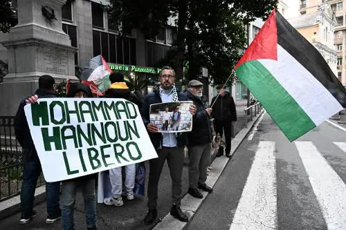 Centri sociali, presidio per Hannoun in tribunale. "L'inchiesta? Un obbrobrio con dati israeliani"