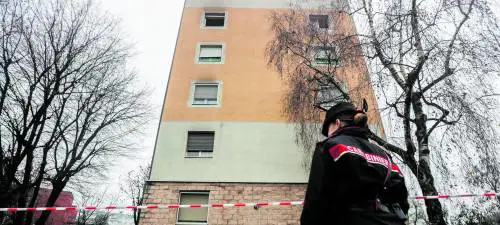 Ucciso in casa con una coltellata: fermato 20enne che tenta il suicidio