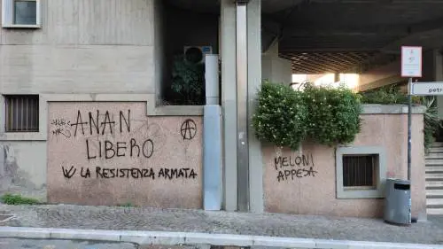 Alcune delle scritte comparsa a Massa