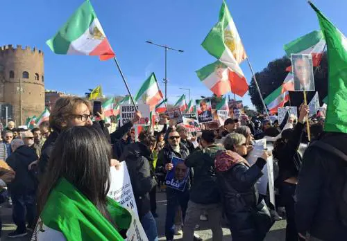 La piazza dei Radicali in marcia per l'Iran