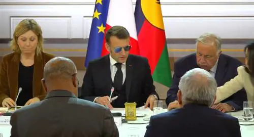 Gli occhiali scuri e il riferimento all'Eye of Tiger: cosa succede a Macron