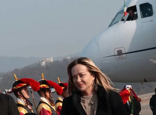 Italiani in Groenlandia. Meloni non chiude: "Ma solo con la Nato". E Trump mette i dazi