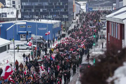 Oggi vertice d'emergenza degli ambasciatori Ue. Migliaia in piazza a Nuuk