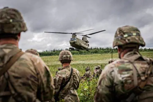 Minnesota sotto tensione: il Pentagono mette in allerta 1.500 soldati aviotrasportati