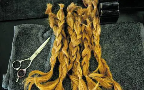 Quel filo di capelli che lega Svizzera e Iran. Quando la solidarietà passa dal parrucchiere