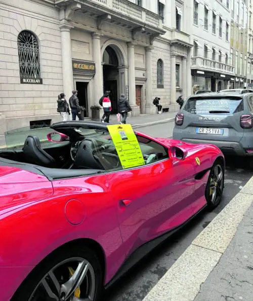 Tour da vip in Ferrari con spot e partenza dalla Ztl Quadrilatero