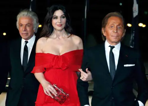 Proporzioni, rigore e il suo rosso totale. "L'unico colore dopo bianco e nero". Così ha trasformato le donne in eroine