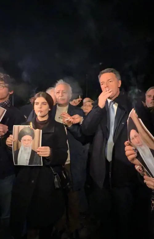 Sigaretta accesa davanti all’ambasciata dell'Iran: la protesta di Iv a Roma