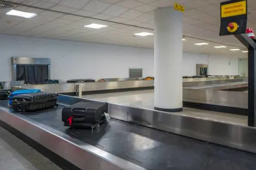 Aeroporti europei, cambia tutto: dovremo dire addio alla pellicola salva valigie
