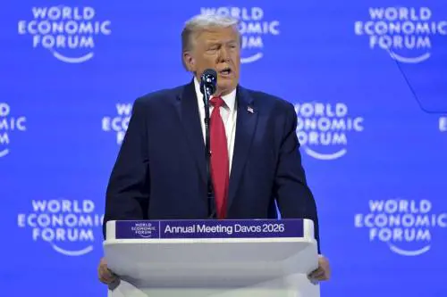 Trump show a Davos: "Io amico dell'Europa, ma non va nella giusta direzione. Solo noi possiamo difendere la Groenlandia"