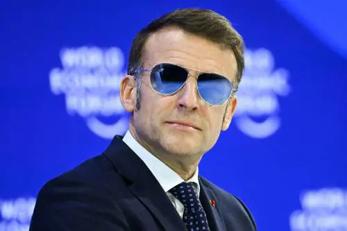 Montatura d'oro e lenti scure, gli occhiali di Macron fanno schizzare il titolo in Borsa