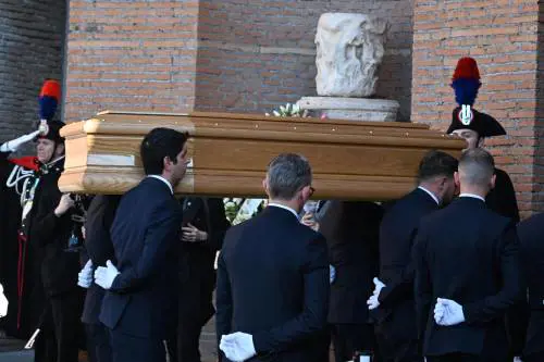 Addio a Valentino: l’ultimo saluto al re della moda, tra vip e istituzioni