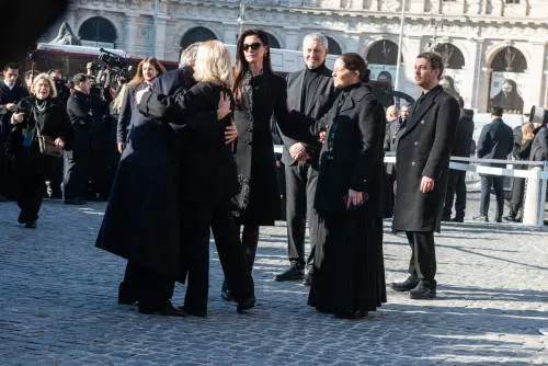 Fiori bianchi e tanti vip per Valentino