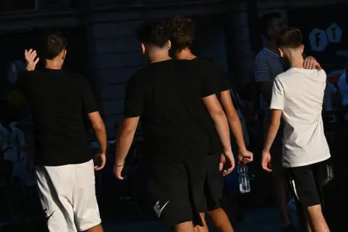 Coltelli, machete e paura: scuole sotto assedio. Valditara: "Metal detector agli ingressi"