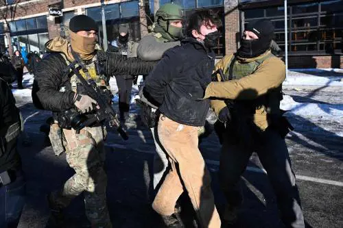 Un uomo ucciso, un'altra bimba arrestata: ancora caos a Minneapolis