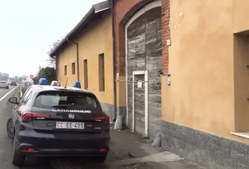 La casa dell'uomo posta sotto sequestro dai carabinieri. (Foto video Tg2)