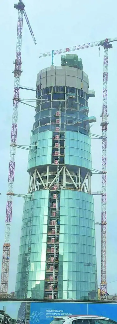 "Orrore di cemento". "Progetto di qualità". Sulla Torre A2A è derby architettonico