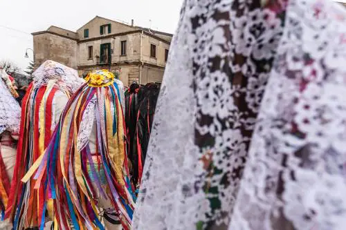 Il Carnevale che ti guarda negli occhi