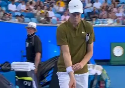 Dopo Alcaraz anche Sinner deve togliersi il bracciale: ecco per quale motivo