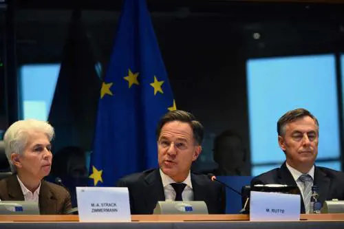 Rutte all'Ue si schiera con Trump: "Sul problema della sicurezza nell'Artico ha ragione. Difendere l'Europa senza gli Usa? Sognate"